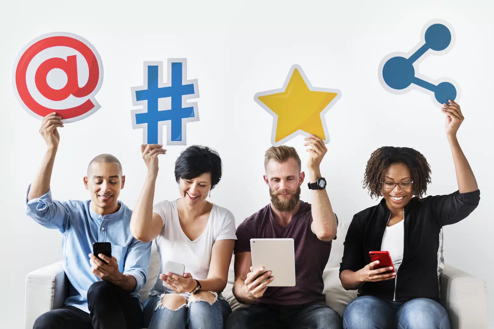 people holding an social media icon 1 - KEMP Marketingbureau